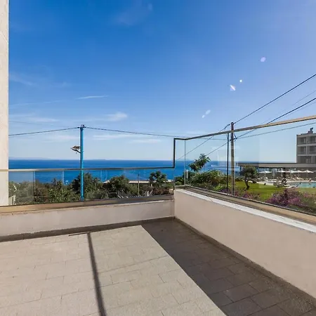 Апартаменты Blue Bay Sea View With Free Parking By Pikhost
